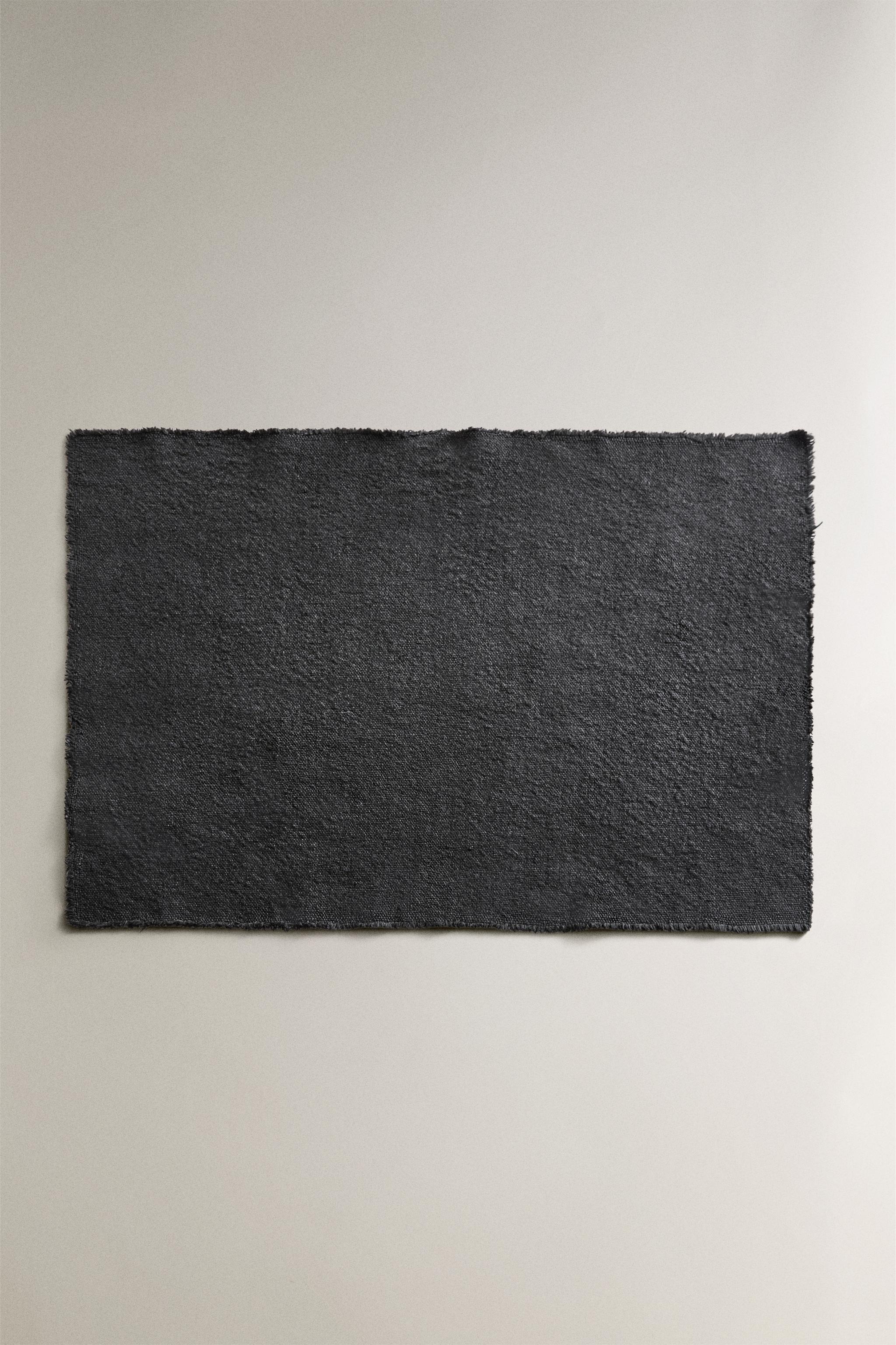 LINEN PLACEMAT WITH FRAYED EDGE